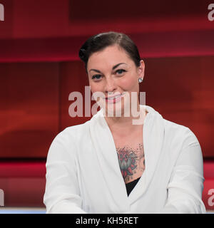 Berlin, Deutschland. 13 Nov, 2017. Lina van de Mars - Moderatorin und motorsportlerin, 13.11.2017, hart aber fair, Moderation Frank Plasberg, foto Uwe Koch/fotobasis.org Credit: Uwe Koch/alamy leben Nachrichten Stockfoto