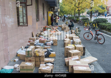 Chengdu Chengdu, China. 13 Nov, 2017. Chengdu, China-13 th November 2017: (redaktionelle Verwendung. China). zahlreiche Pakete an eine logistische Verteilung nach dem 11. November online Shopping Spree in einer Hochschule in Chengdu, der Südwesten Chinas Provinz Sichuan, 13. November 2017. Credit: sipa Asien/zuma Draht/alamy live Nachrichten gesehen werden kann. Stockfoto