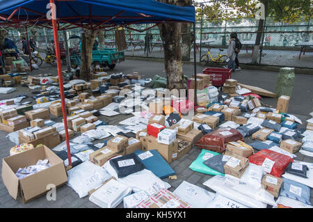 Chengdu, Chengdu, China. November 2017. Chengdu, CHINA-13. November 2017:(NUR FÜR REDAKTIONELLE VERWENDUNG. CHINA OUT) . Zahlreiche Pakete sind an einer Logistikverteilerstelle nach dem 11. November 2017 in einem College in Chengdu, südwestchinesischer Provinz Sichuan, zu sehen. Quelle: SIPA Asia/ZUMA Wire/Alamy Live News Stockfoto