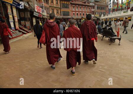 28. Oktober 2017 - Kathmandu, Nepal - EINE Gruppe buddhistischer Mönche geht auf dem Gelände der Boudhanath Stupa umher. (Bild: © Sarah Murray/Stumbleweeds via ZUMA Wire) Stockfoto