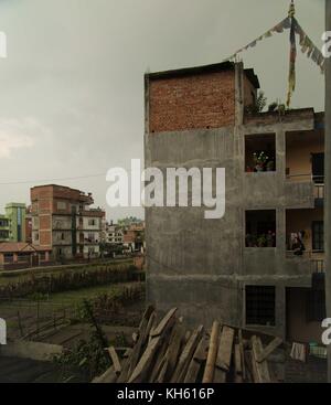 28. Oktober 2017 - Kathmandu, Nepal - EINE Frau blickt auf ihren Balkon auf den Sturm, der über Kathmandu hereinrollt. (Bild: © Sarah Murray/Stumbleweeds via ZUMA Wire) Stockfoto