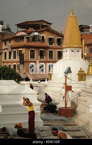 28. Oktober 2017 - Kathmandu, Nepal - EIN Mann, der einen Gebetszyklus auf dem Gelände der Boudhanath Stupa macht. (Bild: © Sarah Murray/Stumbleweeds via ZUMA Wire) Stockfoto