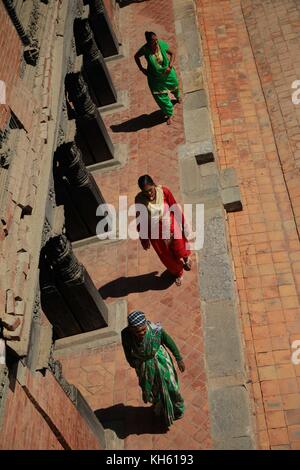 7. Oktober 2017 - Lalitpur, Nepal - Frauen zu Fuß im Hof von Mul Chok in Patan Durbar Square. (Bild: © Sarah Murray/Stumbleweeds via ZUMA Wire) Stockfoto