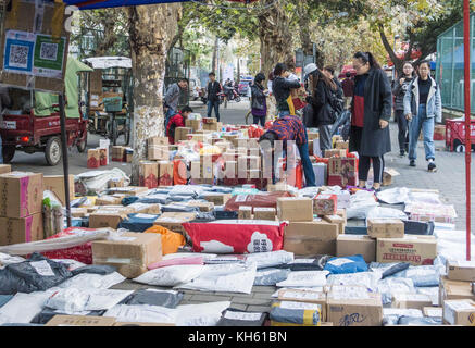 Chengdu, Chengdu, China. November 2017. Chengdu, CHINA-13. November 2017:(NUR FÜR REDAKTIONELLE VERWENDUNG. CHINA OUT) . Zahlreiche Pakete sind an einer Logistikverteilerstelle nach dem 11. November 2017 in einem College in Chengdu, südwestchinesischer Provinz Sichuan, zu sehen. Quelle: SIPA Asia/ZUMA Wire/Alamy Live News Stockfoto