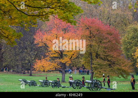 London, Großbritannien. 14 Nov, 2017. Die Waffe kutsche pferde sind weg geführt und die Waffen warten 12.00 - King's Troop Royal Horse artillery (KTRHA), die zeremonielle salutierte Batterie von Her Majesty's Household Division, Feuer eine 41-Pistole Royal Salute zu Ehren Seiner Königlichen Hoheit, des Prinzen von Wales's 69. Geburtstag. 71 Pferde ziehen sechs Ersten Weltkrieg - ära 13-Pfünder Kanonen kam in Aktion im Park in der Mitte Constitution Hill. Jede der Waffen abgefeuert leer Artillerie Runden in 10-Sekunden-Intervallen. London 14 Nov 2017 Credit: Guy Bell/Alamy leben Nachrichten Stockfoto