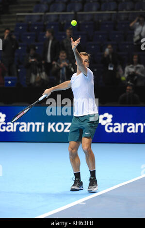 London, Großbritannien. 14 Nov, 2017. Roger Federer (SUI) Aufwärmen vor im Wettbewerb mit der Konkurrenz singles in der NITTO ATP-Finale in der O2 Arena, London, UK. Der Verband der Tennisprofis Endrunden (ATP) sind das Saisonfinale und verfügen über die Top 16 singles Spieler sowie eine doppelte Konkurrenz. Die Veranstaltung ist die zweithöchste Stufe des Herrentennis Turnier nach den vier Grand Slam Turniere. Federer hält den Rekord für die meisten Titel singles, mit sechs Siegen. Quelle: Michael Preston/Alamy leben Nachrichten Stockfoto