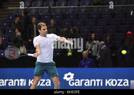 London, Großbritannien. 14 Nov, 2017. Roger Federer (SUI) Aufwärmen vor im Wettbewerb mit der Konkurrenz singles in der NITTO ATP-Finale in der O2 Arena, London, UK. Der Verband der Tennisprofis Endrunden (ATP) sind das Saisonfinale und verfügen über die Top 16 singles Spieler sowie eine doppelte Konkurrenz. Die Veranstaltung ist die zweithöchste Stufe des Herrentennis Turnier nach den vier Grand Slam Turniere. Federer hält den Rekord für die meisten Titel singles, mit sechs Siegen. Quelle: Michael Preston/Alamy leben Nachrichten Stockfoto