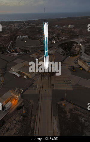 Lompoc, USA. 13 Nov, 2017. Die United Launch Alliance Delta-II-Rakete Durchführung der gemeinsamen Polar Satellite System-1-Nutzlast für den Start an der Vandenberg Air Force Base Space Launch Complex 2 November 13, 2017 in Lompoc, Kalifornien. Credit: planetpix/alamy leben Nachrichten Stockfoto