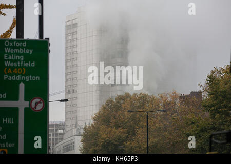 London, Großbritannien. 14 Nov, 2017 ätzender Rauch steigt vom Dach eines Hochhauses auf die Marylebone Road in der Nähe von Edgware road tube station. Londoner Feuerwehr Geräte der Feuerwehr besucht. Credit: Mark kerrison/alamy leben Nachrichten Stockfoto