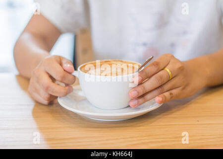 Die Hände der jungen Frau mit Kakaopulver Schale Stockfoto