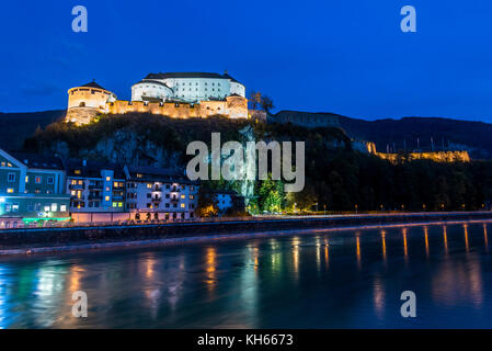 Straßenszenen von Inn und Festung Festung in der alten mittelalterlichen Stadt Kufstein an der Grenze zum österreichischen Tirol und Bayern. Stockfoto