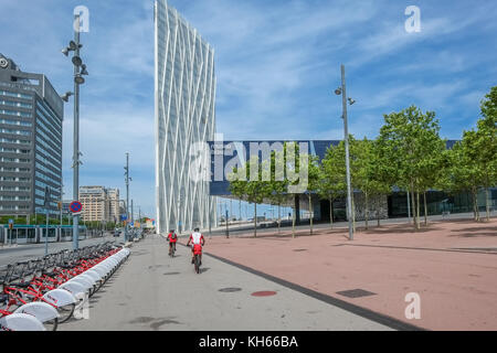 Museu Blau in Barcelona ist das Naturkundemuseum. Torre Diagnal ist ein 25-stöckiger Wolkenkratzer. Stockfoto