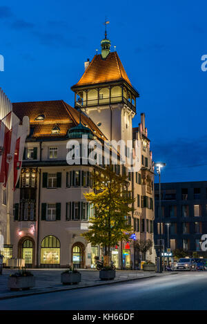 Straßenszene in der alten mittelalterlichen Stadt Kufstein an der Grenze zum österreichischen Tirol und Bayern. Stockfoto