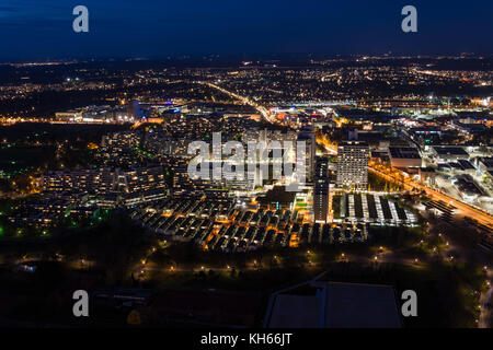 München, Deutschland - November 3, 2017: das Olympische Dorf von der Olympic Tower bei Nacht Stockfoto