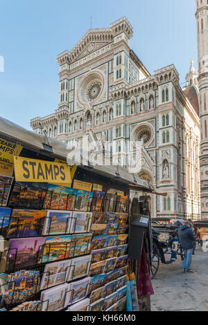 Florenz, Italien - 31. Oktober 2017: Souvenirs zum Verkauf vor Florenz ikonischen Kathedrale Santa Maria del Fiore Stockfoto