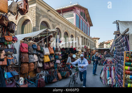 Street Market in Florenz, Toskana, Italien vor dem Mercato Centrale Stockfoto