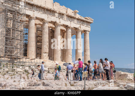 Touristen bewundern den Parthenon an der Akropolis von Athen. Dieser Tempel wurde 432 v. Chr. fertiggestellt und der Göttin Athena geweiht. Stockfoto
