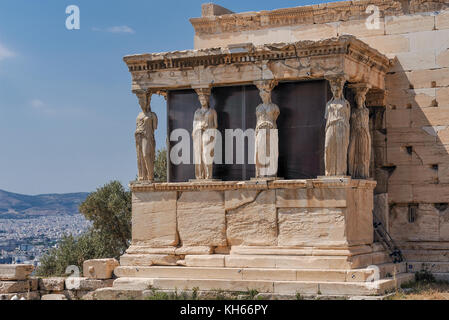 Die caryatides in das erechtheion Erechtheion auf der Akropolis von Athen. Dieser Tempel wurde 406 v. Chr. und Athena und Poseidon gewidmet. Stockfoto