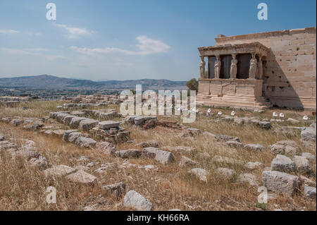 Die caryatides in das erechtheion Erechtheion auf der Akropolis von Athen. Dieser Tempel wurde 406 v. Chr. und Athena und Poseidon gewidmet. Stockfoto