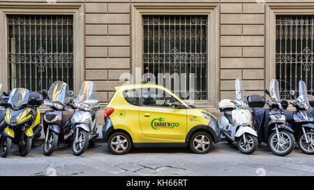 Elektrische Masse sharing Share'n Go laden auf dem Dock in der Straße von Mailand, Lombardei, Italien Stockfoto