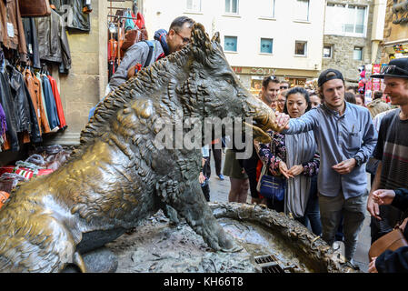 'Il Porcellino' Wildschwein statue am Mercato Nuovo in Florenz. Reiben sie seine Schnauze für Glück und eine Münze fallen Stockfoto