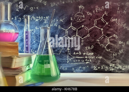 Klassenzimmer Schreibtisch und gezogenen Tafel der Chemie Unterricht mit Bücher und Instrumente. Chemischen Wissenschaften Bildung Konzept. Horizontale Komposition. Fro Stockfoto