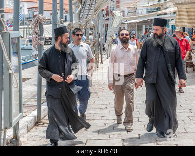 Griechisch-orthodoxe Priester auf Hydra, einer griechischen Insel in der Ägäis. Hydra ist ein beliebtes Reiseziel bei Touristen, aber auch bei Künstlern. Stockfoto