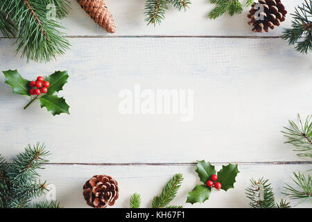 Weihnachtshintergrund mit Weihnachtsdekorationen auf weißem Holztisch. Stockfoto