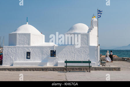 Kleine griechische Kapelle am Hafen von Ägina. Ägina ist eine griechische Insel in der Ägäis, die zu den Saronischen Inseln gehört. Stockfoto