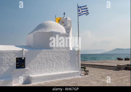 Kleine griechische Kapelle in Aegina Hafen entfernt. ägina ist eine griechische Insel in der Ägäis, die zu den Saronischen Inseln. Stockfoto