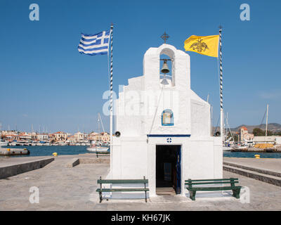 Kleine griechische Kapelle am Hafen von Ägina. Ägina ist eine griechische Insel in der Ägäis, die zu den Saronischen Inseln gehört. Stockfoto