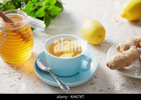 Zitronen- und Ingwertee mit Honig. Tasse heißen Honig Zitrone Tee mit frischem Ingwerwurzel. Stockfoto