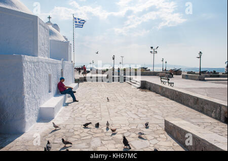 Kleine griechische Kapelle am Hafen von Ägina. Ägina ist eine griechische Insel in der Ägäis, die zu den Saronischen Inseln gehört. Stockfoto