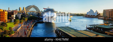 Panoramabild von Kreuzfahrtschiff am Circular Quay am Morgen, Sydney, New South Wales (NSW), Australien Stockfoto