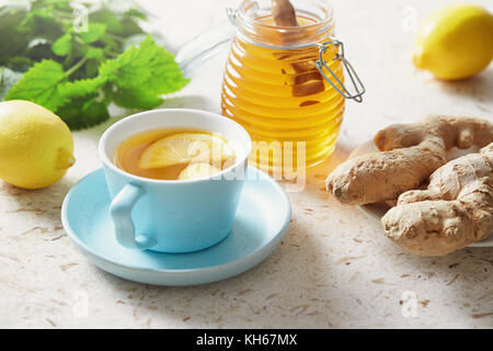 Zitronen- und Ingwertee mit Honig. Tasse heißen Honig Zitrone Tee mit frischem Ingwerwurzel. Stockfoto