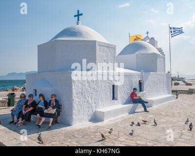 Kleine griechische Kapelle am Hafen von Ägina. Ägina ist eine griechische Insel in der Ägäis, die zu den Saronischen Inseln gehört. Stockfoto