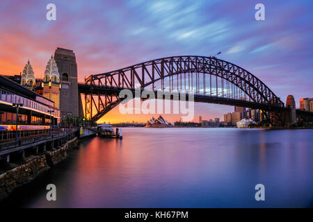 Die Harbour Bridge und das Opernhaus von Sydney bei Sonnenaufgang, Milsons Point, Sydney, New South Wales, Australien Stockfoto