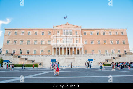 Der alte Königspalast, in dem das griechische Parlament auf dem Syntagma-Platz in Athen untergebracht ist Stockfoto