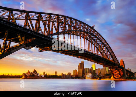 Sonnenaufgang an der Harbour Bridge und das Opernhaus von Sydney, Milsons Point, Sydney, New South Wales, Australien Stockfoto