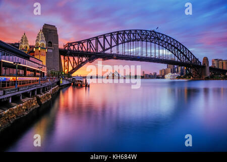 Die Harbour Bridge und das Opernhaus von Sydney bei Sonnenaufgang, Milsons Point, Sydney, New South Wales, Australien Stockfoto