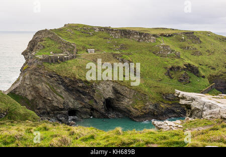 Mystischen Burgruine auf dem robusten und dramatische North Cornwall Landspitze von Tintagel, einmal besetzt von König Arthur, so Legende hat es, Cornwall, Großbritannien Stockfoto