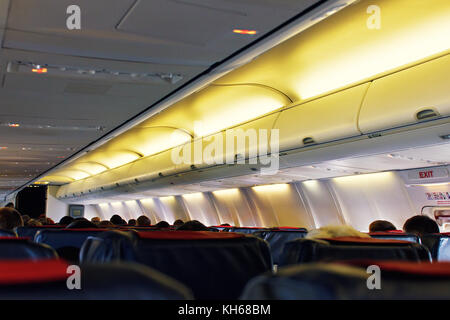 Beifahrersitz, Interieur des Flugzeuges mit der Passagiere auf den Sitzen. Stockfoto