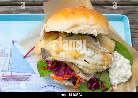 Fishermans roll im Dungeness Snack Shack Fisch Hütte, Kent serviert. Stockfoto