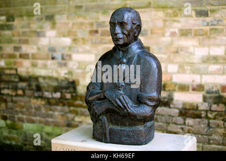 Eine Statue von Lord Robert Baden Powell auf der Insel Brownsea, Dorset Stockfoto