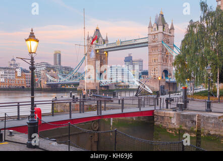 London - der Turm braut und Eintrag in St. Katharine Docks morgens in der Dämmerung. Stockfoto