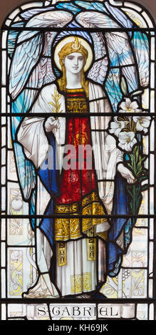 London, Großbritannien - 17 September, 2017: Der Erzengel Gabriel auf der Glasfenster in der Kirche St. Michael, Chester entfernt. Stockfoto