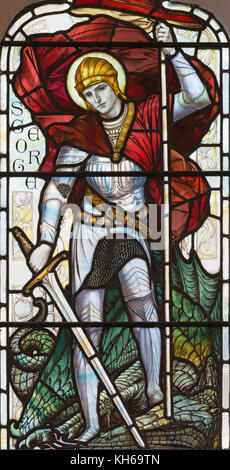 London, Großbritannien - 17 September, 2017: Die st. George auf die Glasfenster in der Kirche St. Michael, Chester entfernt. Stockfoto