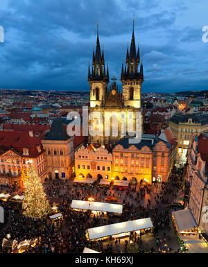 PRAG, TSCHECHISCHE REPUBLIK - 11. DEZEMBER 2016: Blick von oben auf den berühmten traditionellen Weihnachtsmarkt und die Tyn-Kirche am Altstädter Ring. Stockfoto