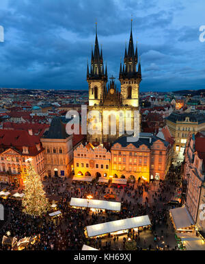 Prag, Tschechische Republik - 11. Dezember 2016: Blick von oben auf den berühmten traditionellen Weihnachtsmarkt und teynkirche am Altstädter Ring. Stockfoto