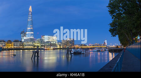 London - das Panorama von Thames Riverside und Shard von der Promenade in der Abenddämmerung. Stockfoto